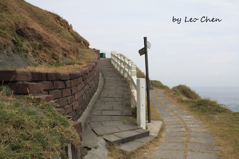 又有岔路,路标说"往上去观景台,直走去灯塔"!明明看到"灯塔"在上面,怎说"灯塔"直走?不管,先往上去看看.