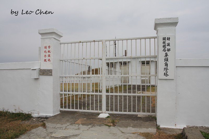 到了!原来"路标"所指的"灯塔"是指"大门入口!这里当然也看得到灯塔.