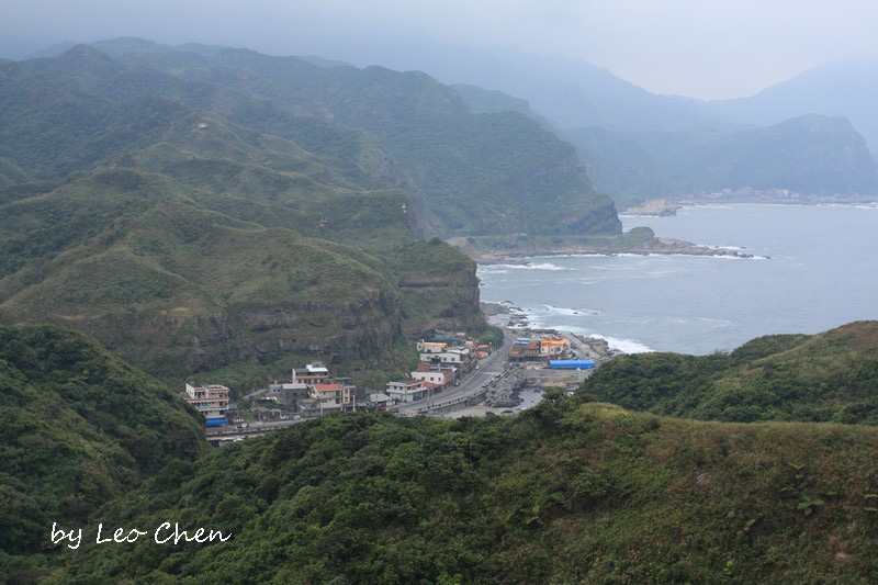 "凉亭"到了,我们从这里可以看到"鼻头角渔港"及"滨海公路". 可以看到一大片漂亮的山头.