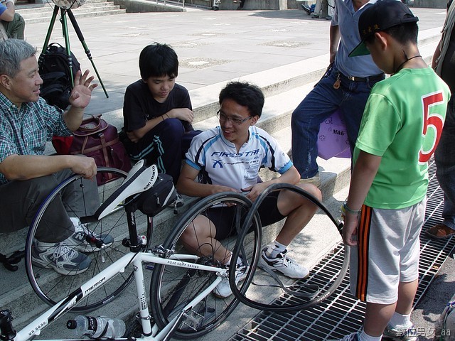 下山後遇到 Aray 他兒子騎單車上來,真是好勇