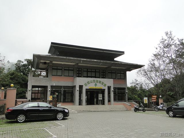 在拉拉山登山口有一個生態教育館