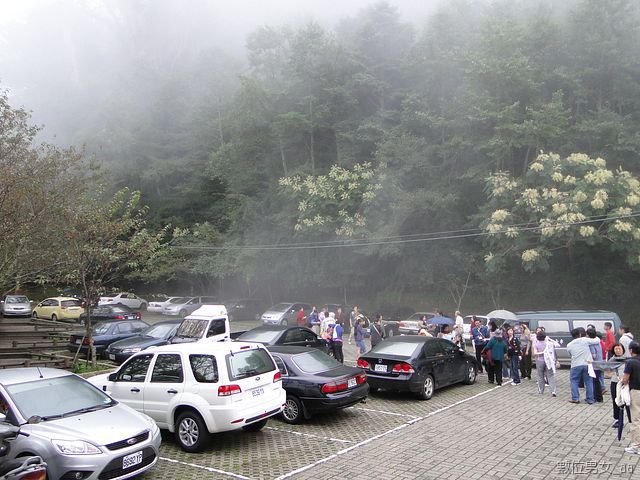 我們回到生態教室看到教會的朋友正好去爬山