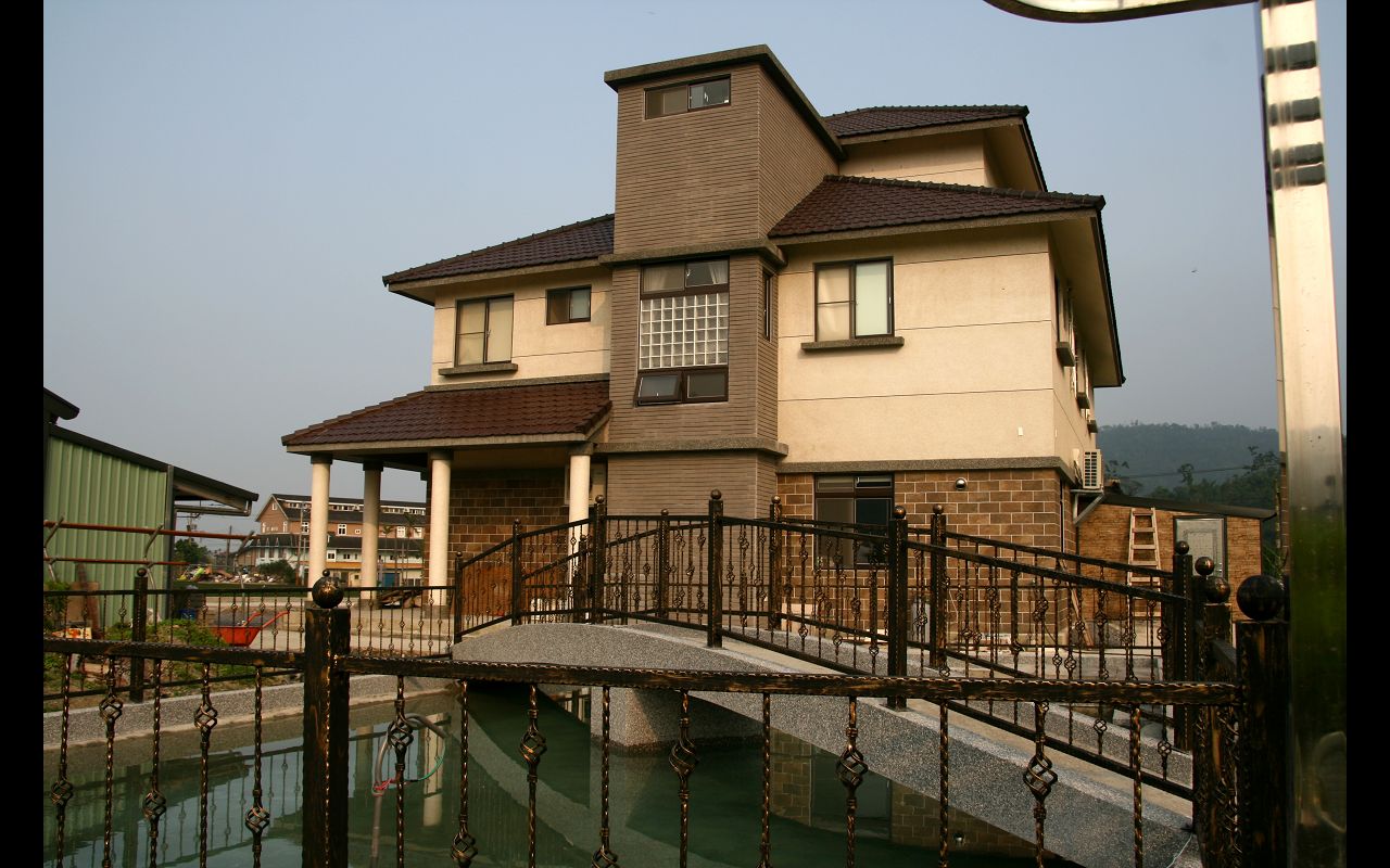 建筑物侧面,从水池旁所拍摄