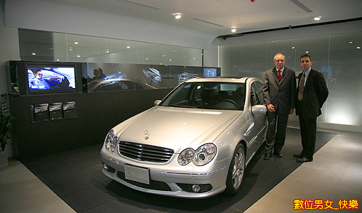 台湾戴姆勒克莱斯勒总裁葛福睿(左)与Mercedes-AMG品牌行销与业务总监Mario Spitzner(右),将共同擘画AMG在台湾的发展蓝图。