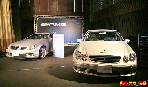 现场展示的C55 AMG(右)与SLK55 AMG(左),为目前相当受到车迷欢迎AMG车款。