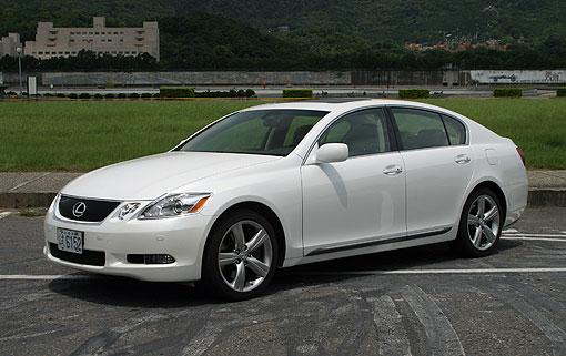 由GS300大幅升級至GS350,在搭載最新的3.5升V6 D-4S引擎後,整體動力性能表現均較GS300更為出色,而總代理亦開出較GS300的258萬售價。